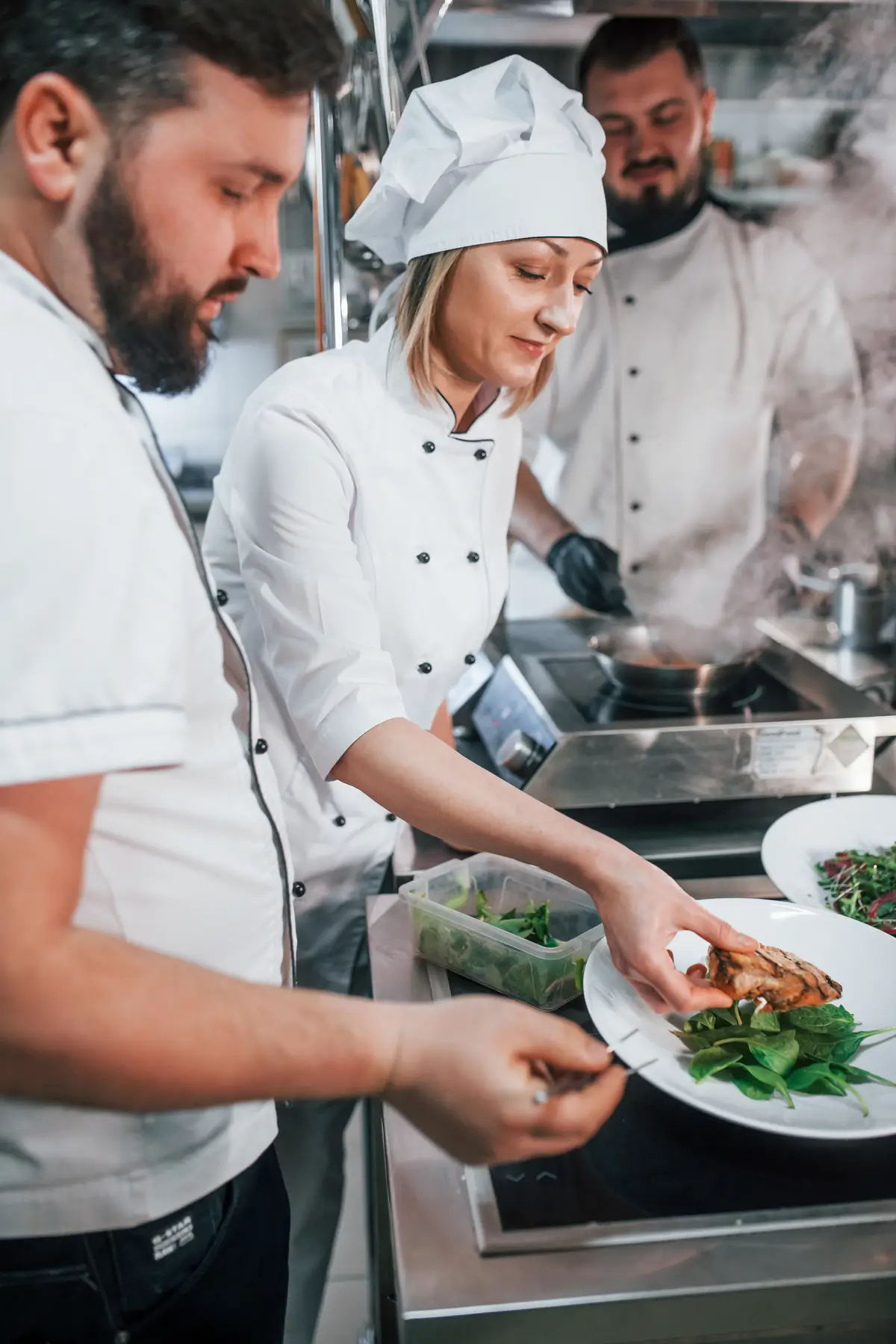 Köche bei der Arbeit in einer Restaurantküche