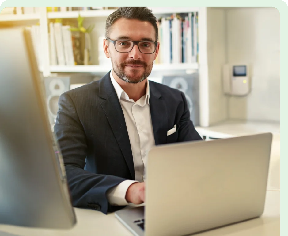 Matusz-Vad partner a laptopja előtt